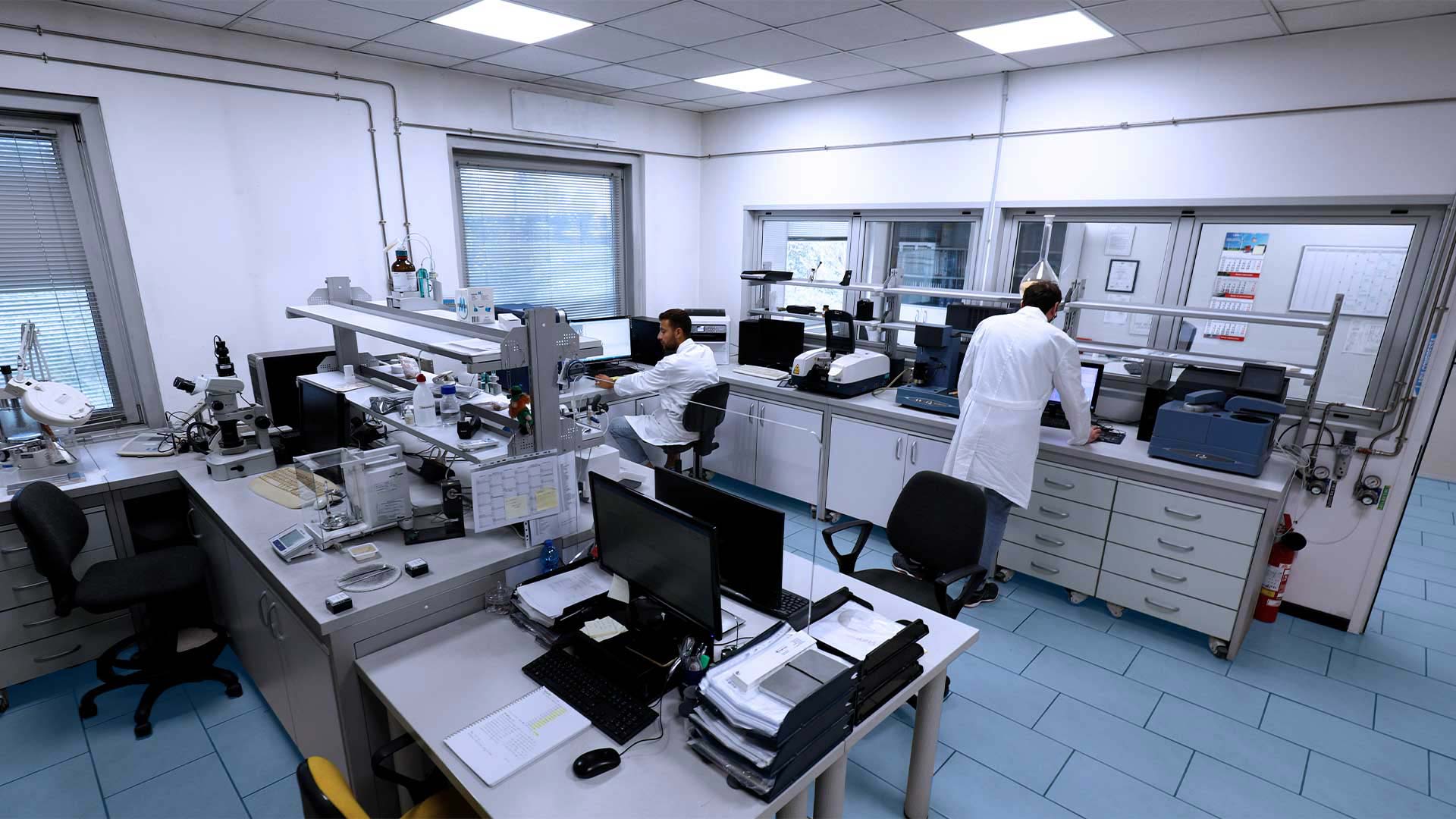Il laboratorio R&D e il reparto di produzione